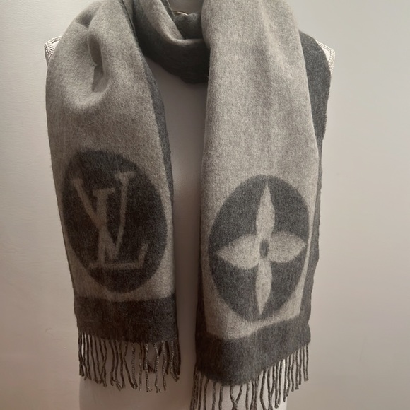 Louis Vuitton Scarf Luxurious Soft 70”L x 11” W 75% Lambswool, 25% Angora 40148S - Picture 7 of 7